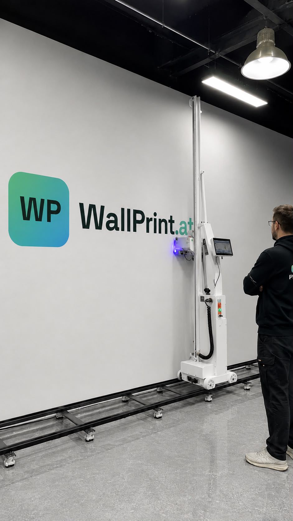 Unser mobiler UV-Drucker beim Direktdruck des WallPrint-Logos auf die Wand